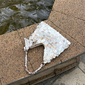 Pochette de soirée élégante en acrylique tissé, ornée de perles et de sequins, confectionnée à la main, design de niche français, en polycoton - Product Image 5