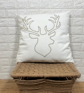 Funda de Cojín Bordada con Reno Blanco Cuadrado, Estilo Nórdico, Decoración para el Hogar - Product Image 1