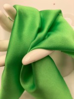 Tissu satiné italien vert 100 % polyester tissé, certifié Oeko-Tex, léger, respirant et résistant aux déchirures, pour la confection de vêtements pour filles