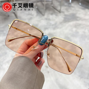 Gafas de Sol Qianai de Moda para Mujer, Montura Cuadrada Dorada, Anti Luz Azul, Lentes UV400 Tipo 3 - Product Image 1