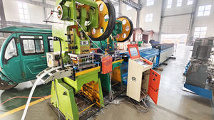 Máquina automática para hacer vallas de metal de alta calidad, ancho de alimentación de 1200mm con rodamiento de engranajes y componentes de núcleo de motor - Product Image 4