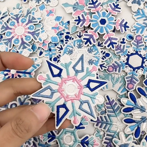 Vendita calda <span class=keywords><strong>di</strong></span> <span class=keywords><strong>colore</strong></span> bianco <span class=keywords><strong>blu</strong></span> tema <span class=keywords><strong>di</strong></span> natale ricamato in ferro su tessuto in saia fiocco <span class=keywords><strong>di</strong></span> neve patch per vestiti Hat Bag - Product Image 1