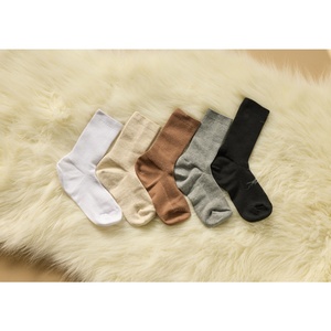 Chaussettes en coton premium pour femmes, longueur mi-mollet, avec talon antidérapant et design côtelé breveté anti-plis à 90 degrés - Product Image 1