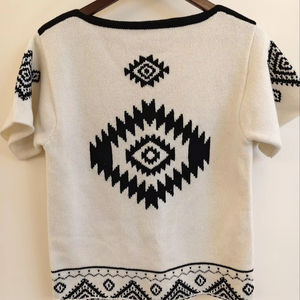 Suéter de Punto Casual de Manga Corta Hecho a Mano, 100% Lana, con Patrón Azteca Geométrico Intenso, Elegante Contraste en Blanco y Negro - Product Image 1