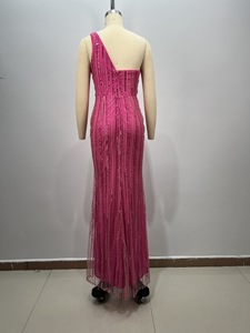 Abito da sera monospalla fucsia con paillettes, spacco alto e ricami di piume di pavone, abito lungo formale per ballo di fine anno, invitata a matrimoni e feste - Product Image 4