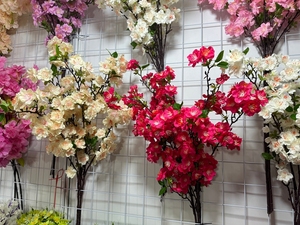 Fleurs artificielles de haute qualité à 4 tiges, en soie, motif fleur de <span class=keywords><strong>cerisier</strong></span>, magnifiques couleurs fraîches d'<span class=keywords><strong>automne</strong></span>, pour plafond de mariage et allée, fabriquées en Chine - Product Image 3