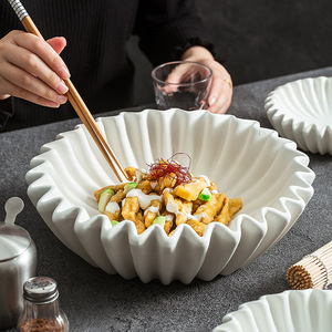Service de table en porcelaine Eka de haute qualité, résistant aux éclats, comprenant assiettes, bols et plats pour pâtes et collations - Product Image 1