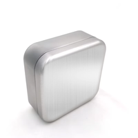 Boîte en métal carrée gravée sur mesure avec emballage en matériaux recyclés pour écouteurs, chargeur, clé USB