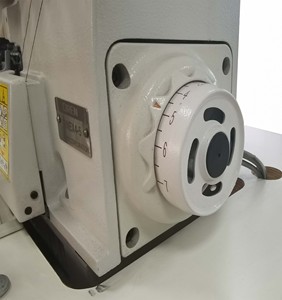 Machine à coudre industrielle informatisée à grande vitesse, à bras mobile, à deux aiguilles et cinq fils, pour la <span class=keywords><strong>couture</strong></span> de bords de jeans et de t-shirts RNEX4-5 - Product Image 3
