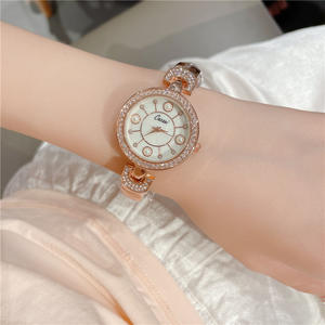 Reloj de Mujer con Esfera de Concha con Detalles de Perlas y Logotipo Personalizado de Proveedores Chinos, con Detalles de Diamantes, Resistente al Agua, para Marcas de Moda - Product Image 3