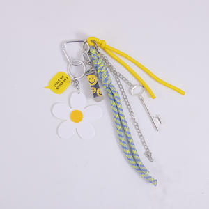 Mini skateboard haut de gamme, porte-clés suspendu en forme de marguerite, nouveau pendentif de sac Miu transfrontalier avec motif visage souriant pour porte-clés - Product Image 5