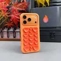 Coque de téléphone en silicone à ventouse avec motif cœur et poignée pour iPhone 17 Pro Max, antichoc, compatible avec les modèles iPhone 16, 15, 14