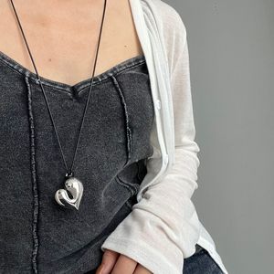 Ciondolo a cuore in acciaio inossidabile a tre colori | Oro, argento, bordeaux | Nuovo arrivo, non sbiadito, ipoallergenico, minimalista INS Desi - Product Image 2