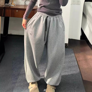 Taglie forti e traspiranti Oversize <span class=keywords><strong>larghi</strong></span> e pesanti <span class=keywords><strong>pantaloni</strong></span> sportivi caldi con tasche elastiche in vita <span class=keywords><strong>pantaloni</strong></span> <span class=keywords><strong>larghi</strong></span> da donna <span class=keywords><strong>pantaloni</strong></span> della <span class=keywords><strong>tuta</strong></span> <span class=keywords><strong>grigi</strong></span> - Product Image 1