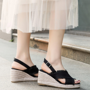 Sandales <span class=keywords><strong>compensées</strong></span> en toile noire effilochée pour femme, avec bride croisée effilochée et boucle, style espadrille à plateforme en jute - Product Image 2