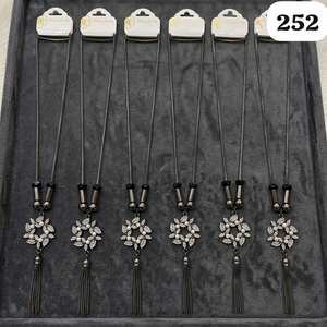 Collier long élégant PingBling en rhodium noir avec pendentif feuille de perle, détails en cristal et pompon de chaîne pour femmes - Product Image 2