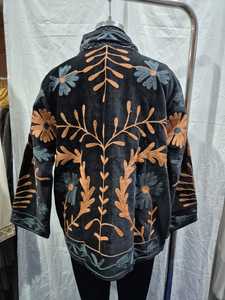เสื้อแจ็คเก็ตปักลายซูซานีสีดำสำหรับผู้หญิง ลายดอกไม้สไตล์ชาติพันธุ์ ดีไซน์เปิดด้านหน้า เสื้อแจ็คเก็ตฤดูหนาวแบบดั้งเดิม เสื้อคลุมแฟชั่น - Product Image 6