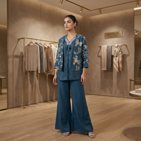 Ensemble coordonné de luxe en soie bleu ardoise style afghane, infroissable, avec broderie florale argentée lourde, comprenant un shrug ouvert sur le devant et une tunique intérieure évasée