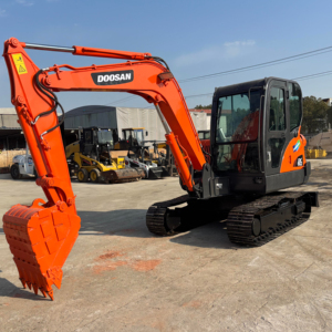 Doosan เครื่องขุด DX60ขนาดเล็กอเนกประสงค์6ton สำหรับการพัฒนาโครงสร้างพื้นฐานขนาดเล็กมอเตอร์แกนเครื่องยนต์ที่เชื่อถือได้ตรวจสอบอย่างมืออาชีพ - Product Image 1