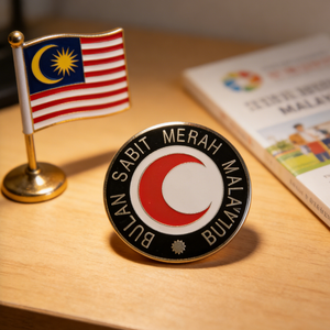 Distintivo Rotondo in Lega di Zinco Placcato Argento con Emblema della Benessere Pubblico Malese per Volontari nelle Attività di Benessere Pubblico - Product Image 2