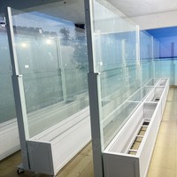 Combo de balustrade en verre sur mesure avec jardinière : hauteur du verre, dimensions de la jardinière, couleur de la peinture en poudre et type de roulettes personnalisables