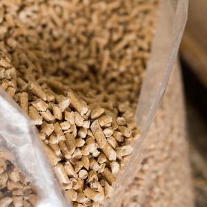 Pellets de Pino de Larga Duración, Combustible para Estufas y Calderas, Calor Prolongado en Clima Frío, Madera Comprimida de Alta Densidad - Product Image 3