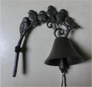 Campanello da Parete in Ghisa Rustica con Uccellini Innamorati, Decorazione Vintage Stile Fattoria per Esterni - Product Image 1