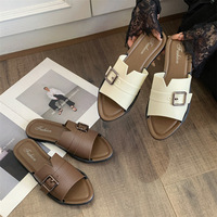 Sandales plates - un style estival tendance, imprimé floral de petite taille à la française, sandales de plage rétro monobloc.