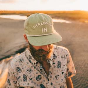 Chapeau en corde personnalisé à 5 panneaux Casquettes Hermanos Fatigue Snapback Broderie à bord plat logo Chapeaux de camionneur en coton non structurés Bros - Product Image 3
