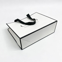 Sac de shopping en papier couché de luxe pour vêtements, avec logo personnalisé et poignée, pour boutique de mode, marque de vêtements, emballage cadeau