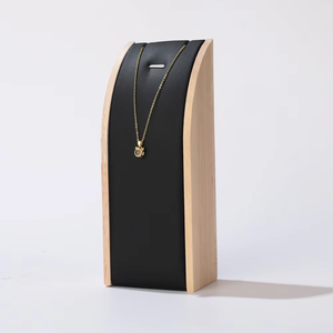 Support de présentation de bijoux en cuir noir EQ EQ863 avec plateau organisateur pour le rangement des colliers, des pendentifs et des chaînes - Product Image 4