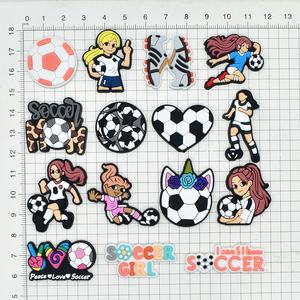 2025 Últimas noticias llegadas venta al por mayor PVC zuecos encantos diseñador personalizado lindo moda divertido a granel famoso equipo de fútbol zapatos encantos - Product Image 5