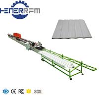Ligne de production de portes à enroulement en mousse PU, machine de formage de rouleaux de lames isolées pour volets roulants avec découpe en vol