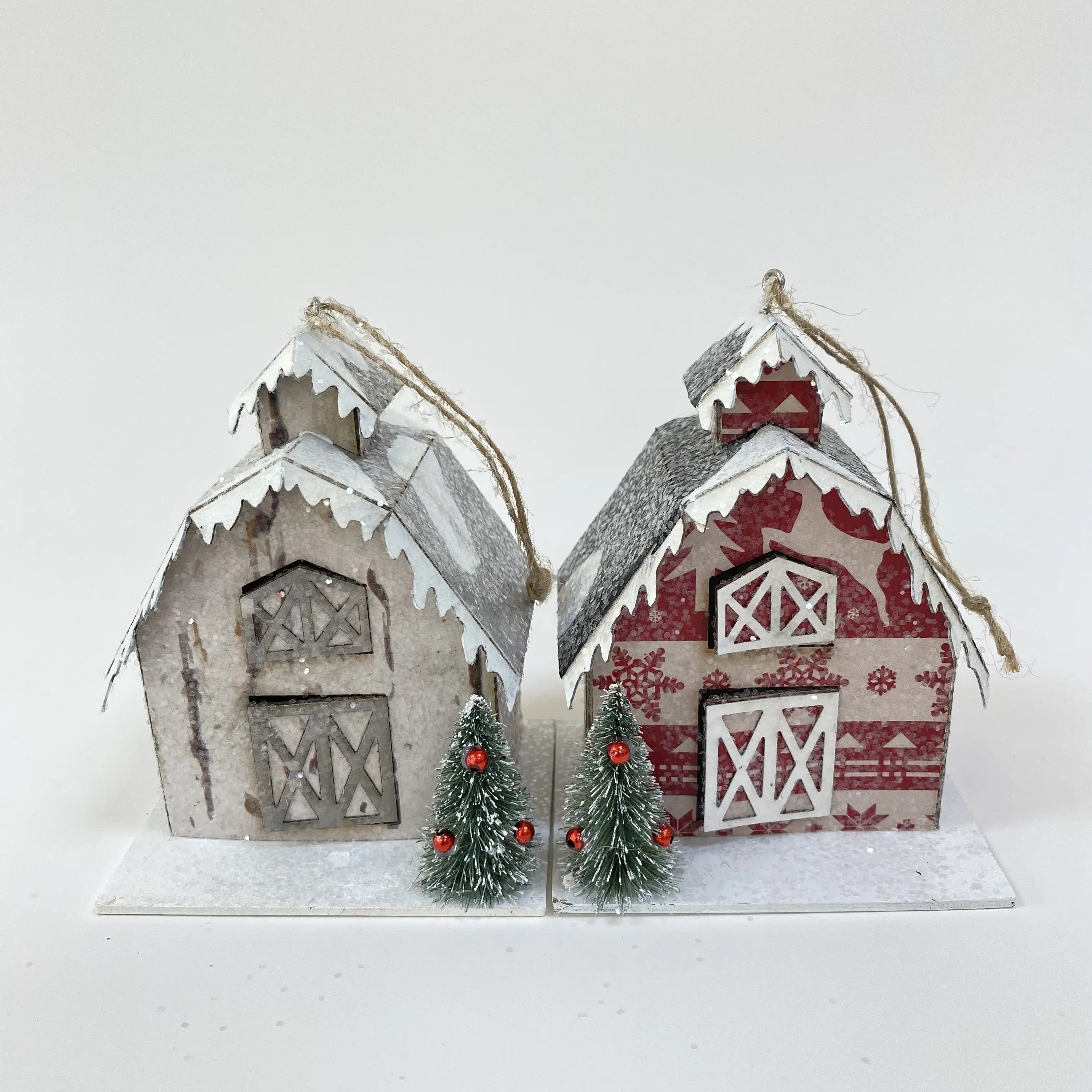 Cartón decorativo de Navidad para casa de campo, adornos y colgantes de copos de nieve de Color rojo y madera, proveedor de China, venta al por mayor