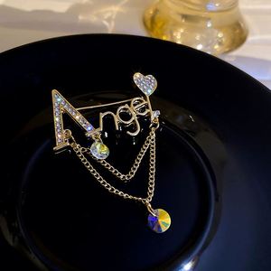 Broches tendance de luxe en strass de cristal avec lettres et pompons, accessoires vestimentaires de mode, broches ange simples, épingles à foulard - Product Image 1