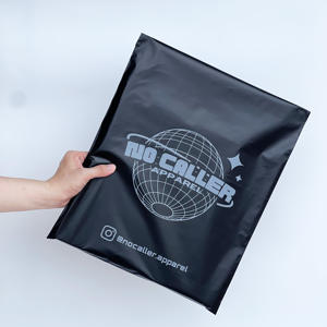 Bolsa de Envío Ecológica de Polietileno con Burbujas, Negra Mate Personalizada con Logotipo Dorado Brillante, para Ropa, Zapatos y Cajas - Product Image 4