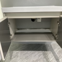 Ensemble de meuble-lavabo mural moderne en acier inoxydable et céramique avec miroir éclairé anti-buée et finition facile à nettoyer pour usage hôtelier