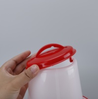 Mangeoire à poulet en plastique à niveau visible 1,5 kg avec pieds surélevés, mangeoire automatique pour volailles pour l'élevage moderne