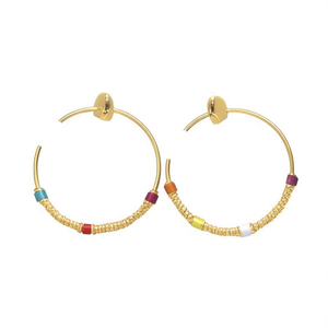 Pendientes de aro de acero inoxidable calados con cuentas coloridas en tono dorado, a la moda - Product Image 2