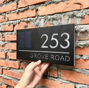 Plaque de numéro de maison solaire personnalisée avec éclairage LED, plaque de nom de famille découpée au laser 3D pour usage extérieur - Product Image 1