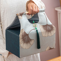 Boîte-cadeau en tissu brodé de luxe avec poignée en bois et pompon pour emballage de cadeaux du Ramadan avec insert en mousse