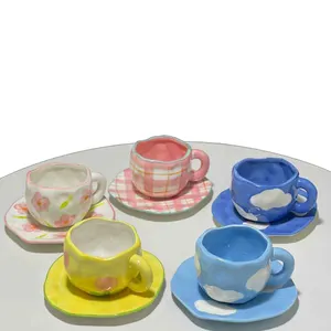 Heiße neue kreative unregelmäßige Keramik Kaffeetasse Untertasse Set niedlichen Cartoon Getränke tasse mit Keramik Tablett