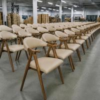 Conjunto de Muebles para Restaurante, Proyecto Comercial de Hostelería, Mesa de Madera de Fresno y Sillón Tapizado