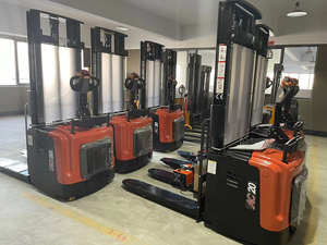 Apilador eléctrico compacto de 2 etapas CDD20J | Capacidad de 2000kg | Perfil bajo de 55mm | Industria minorista y de hostelería - Product Image 2