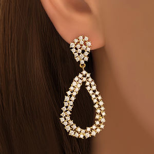 Pendientes brillantes de lujo exagerados, de latón para mujer, chapados en oro de 18 quilates - Product Image 1