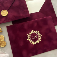 Ensemble d'enveloppes d'invitation de mariage A7 en velours microfibre luxueux avec monogramme en feuille d'or personnalisée et sceau de cire fait main