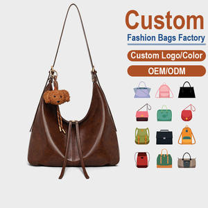 Bolso de Hombro de Cuero Genuino de Grano Completo – Acabado Marrón Liso con Colgante de Oso | Perfecto para Ediciones Limitadas de Temporada - Product Image 1