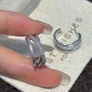 Boucles d'oreilles en argent pur S925, design de niche, luxe léger, or rose incrusté de croix de style antique, tendance et personnalisées - Product Image 1