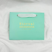 Sac en papier de luxe écologique à provisions Logo personnalisé en relief en feuille d'or pour vêtements bijoux emballage cadeau pour promotions