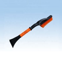 Brosse à neige avec grattoir à glace